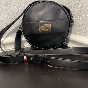 Tommy Hilfiger black round 8 x 8 Crossbody purse no  call outs Excellent con.